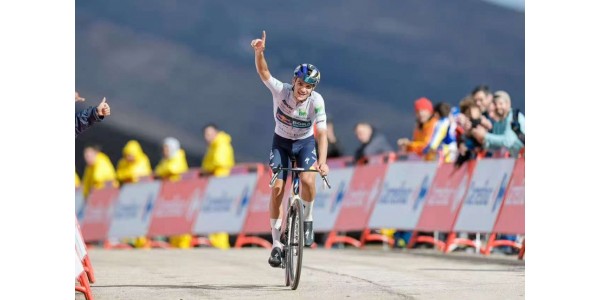 Op slechts 20-jarige leeftijd behaalde Bora Team-renner Pellizzari solo een etappezege in de Vuelta a España. Op slechts 20-jarige leeftijd behaalde Bora Team-renner Pellizzari solo een etappezege in de Vuelta a España.